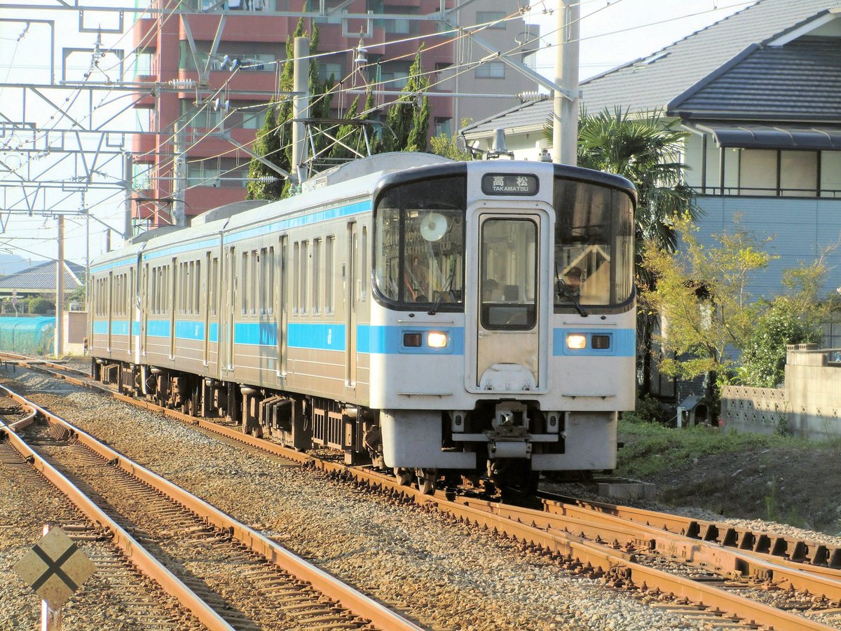 香川 予讃線香川地区を走る Jr四国7000系電車3両編成 6000系電車第1編成が 多度津工場に入場しているため 3両編成の運転が見られました