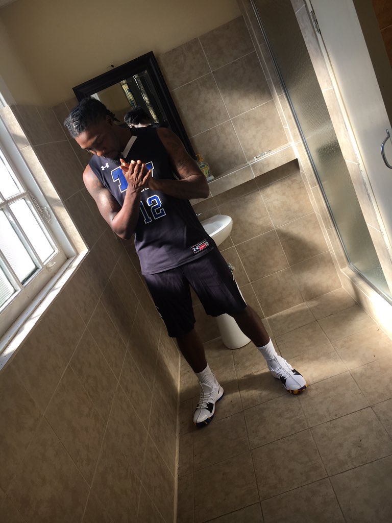 LadiesLuvElroy's tweet photo. Drip Harder💦🤫💙 #GirlThereGoCain💁🏽‍♀️😌😂 https://t.co/9iWw3Qae9p