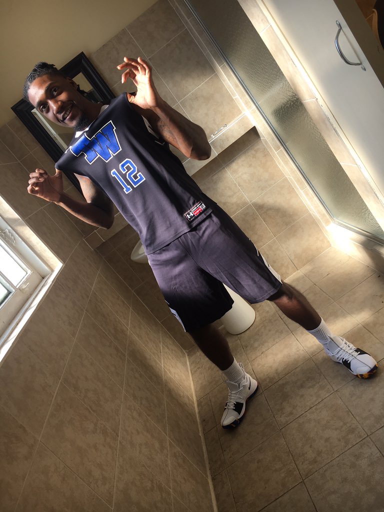LadiesLuvElroy's tweet photo. Drip Harder💦🤫💙 #GirlThereGoCain💁🏽‍♀️😌😂 https://t.co/9iWw3Qae9p