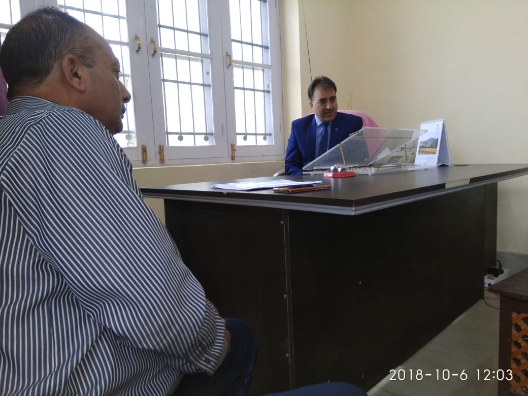 dhpm_jk's tweet photo. Worthy Director Horticulture Planning &amp; Marketing interacting with the President and Representatives of Fruit Association Fruit Mandi Sopore for taking stock of various issues pertaining to the Mandi. https://t.co/mrBMkHpkoT