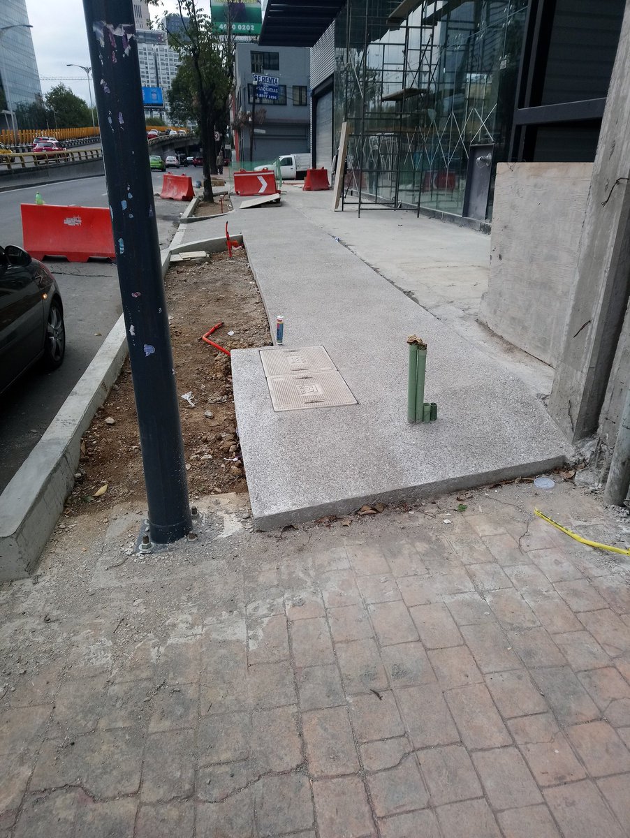 LagoAndromaco61's tweet photo. Edificio sobre Río San Joaquín ÷ Lago Erne y Pte. 111 están construyendo banqueta fuera de norma, robando para bahía de estacionamiento, dejando a desnivel y colocando tubos a medio paso @MHcesac @GustavoGarciaMH @autosbq @vromog @banquetalibre @ComitePensilNte verificar https://t.co/O0w1GTSjWu