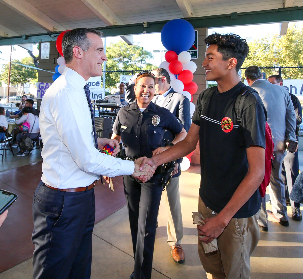 MayorOfLA's tweet photo. Our #FallFridayNights program strengthens our communities and helps prevent gang violence by keeping our parks open late, providing jobs for young Angelenos, and offering fun, safe family programming. https://t.co/6UBNJXdF9j
