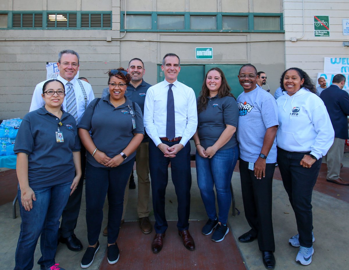 MayorOfLA's tweet photo. Our #FallFridayNights program strengthens our communities and helps prevent gang violence by keeping our parks open late, providing jobs for young Angelenos, and offering fun, safe family programming. https://t.co/6UBNJXdF9j