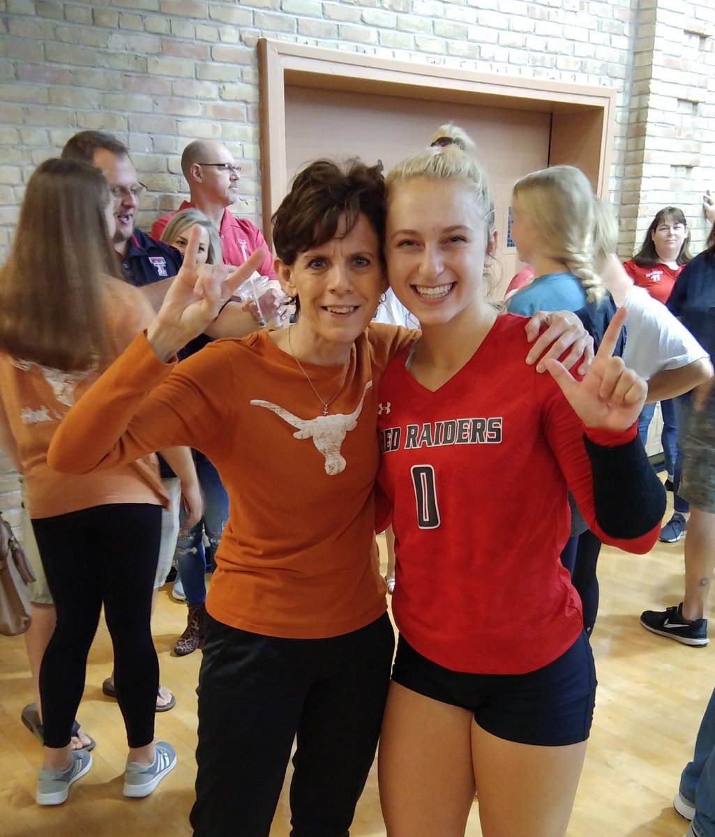 Ms_Gazella's tweet photo. Divided loyalties! I love my Longhorns...but I love the fabulous Katy Northcut (RHS '18), too! So thrilled and proud to watch her compete today! 😁👏 https://t.co/JIIs0MJQm1