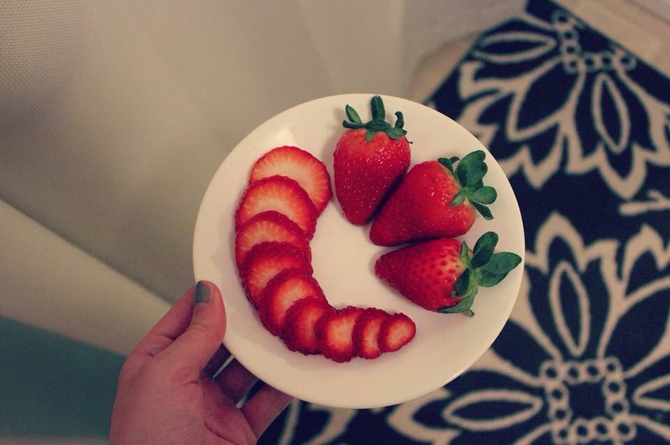WaterLibertyRC's tweet photo. Strawberries are always a great snack! Try one of our #fruit infusers that doubles as a regular glass water bottle here: https://t.co/L1Z51wYhg7 https://t.co/YkBaFJEDdE