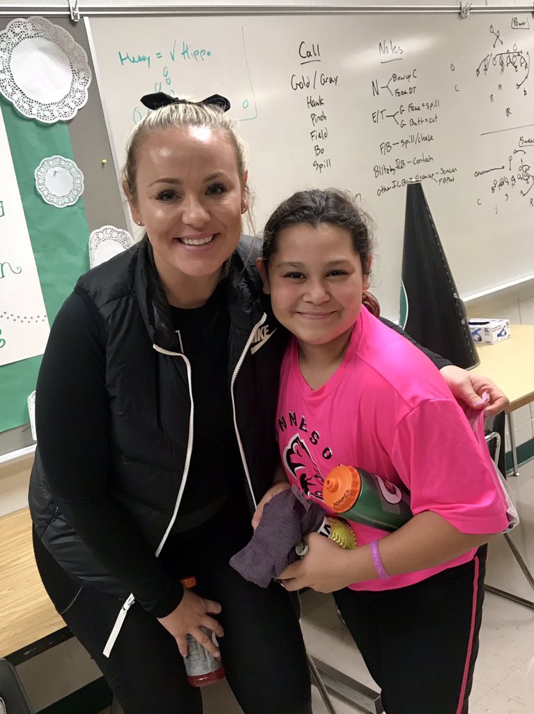 alayna_adamez's tweet photo. One of the best softball experiences I’ve had yet! It was so awesome to finally get to meet you!! @jen_schro @ThePackagedDeal #ThePackagedDeal #softball #jenschrocatching https://t.co/a9vD0jRddQ