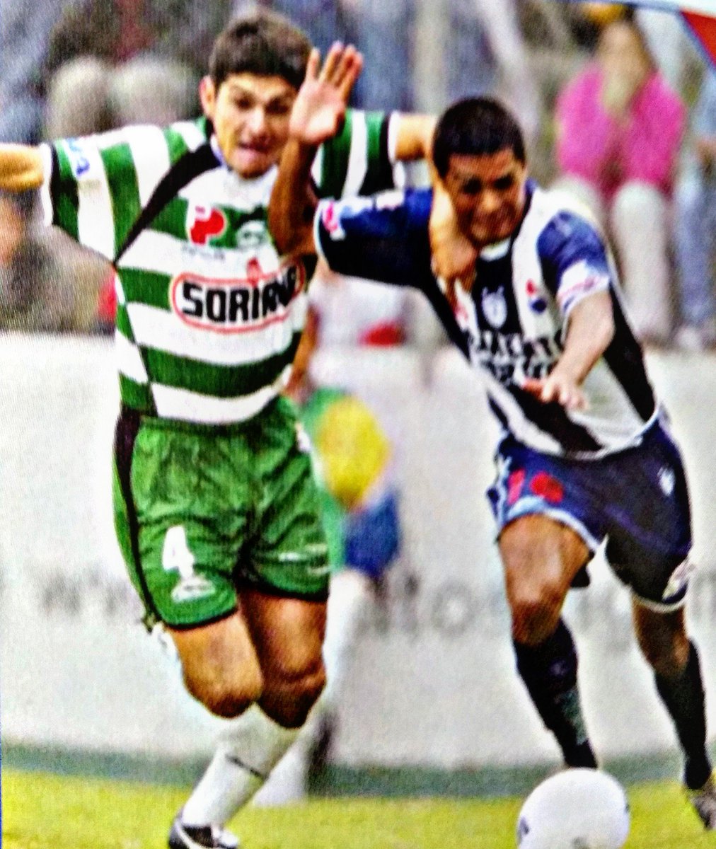 "Denis Caniza #Santos y Sergio Santana #Pachuca disputan un balón. #MemoriaFutbolera