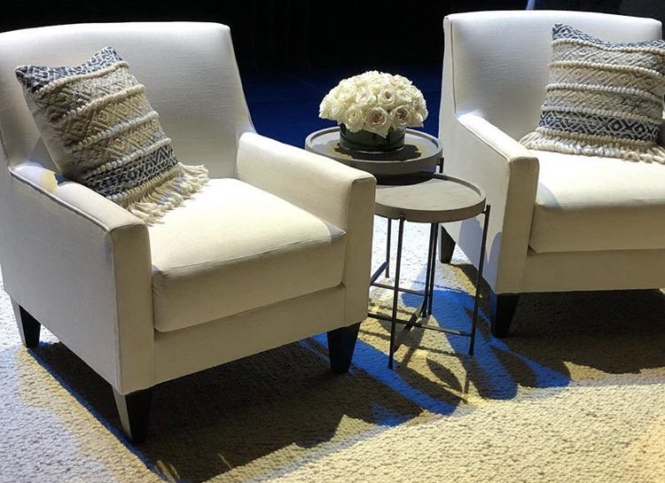 EllenD_world's tweet photo. The stunning set design at 
‘ A conversation with Ellen’ 
@TheEllenShow - Vancouver (October,19 2018) 

Done by @BasicBlkDesigns 
Sitting up the stage : CF Interiors
Chair custom : @VanGoghDesign 
Florals by @THFlorist 
Carpet: Salari Fine Carpets
Pillows : @Loloirugs https://t.co/pbxkwgm5ii