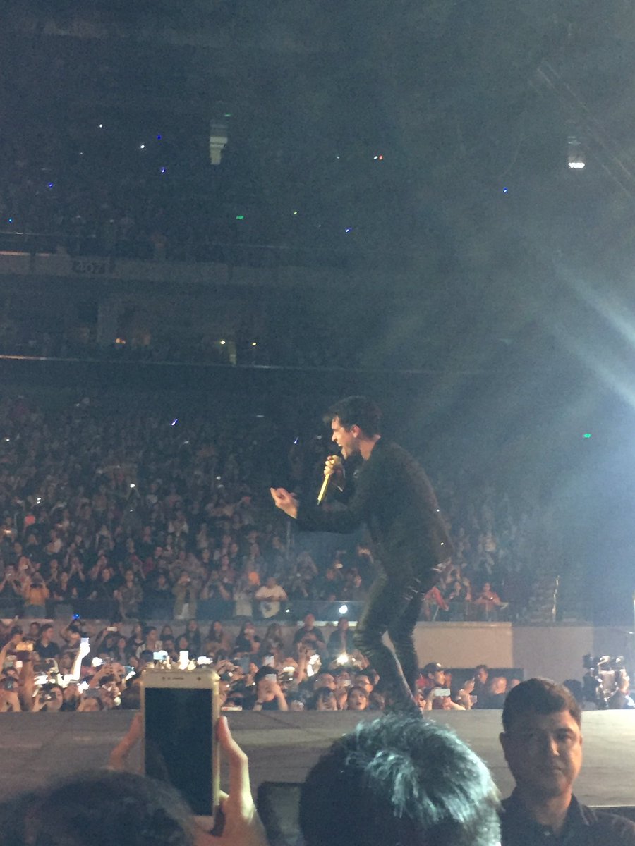 gormanni's tweet photo. 28 songs in 2 hours? Yup! Brendon Urie did that! We stan legends 👑 #PrayForTheWickedTourMNL #PanicAtTheDiscoMNL https://t.co/ms6wSzJqpH