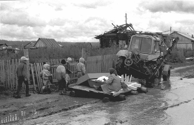 #россия_путин Псковская область. Деревенские похороны. 2017 год. Если бы не трактор, можно подумать, что это — 19-й век