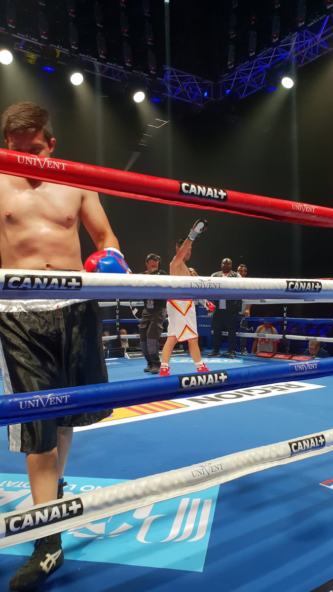 UniventBoxing's tweet photo. Victoire de Mickaël Diallo par KO à la 1ère reprise. Il a été tellement vite  qu'on a pas eu le temps de prendre une photo correcte
#DIALLOVSPAZ 
#UNIVENTBOXE 
🔥🔥🔥 https://t.co/vl5nYSirKZ