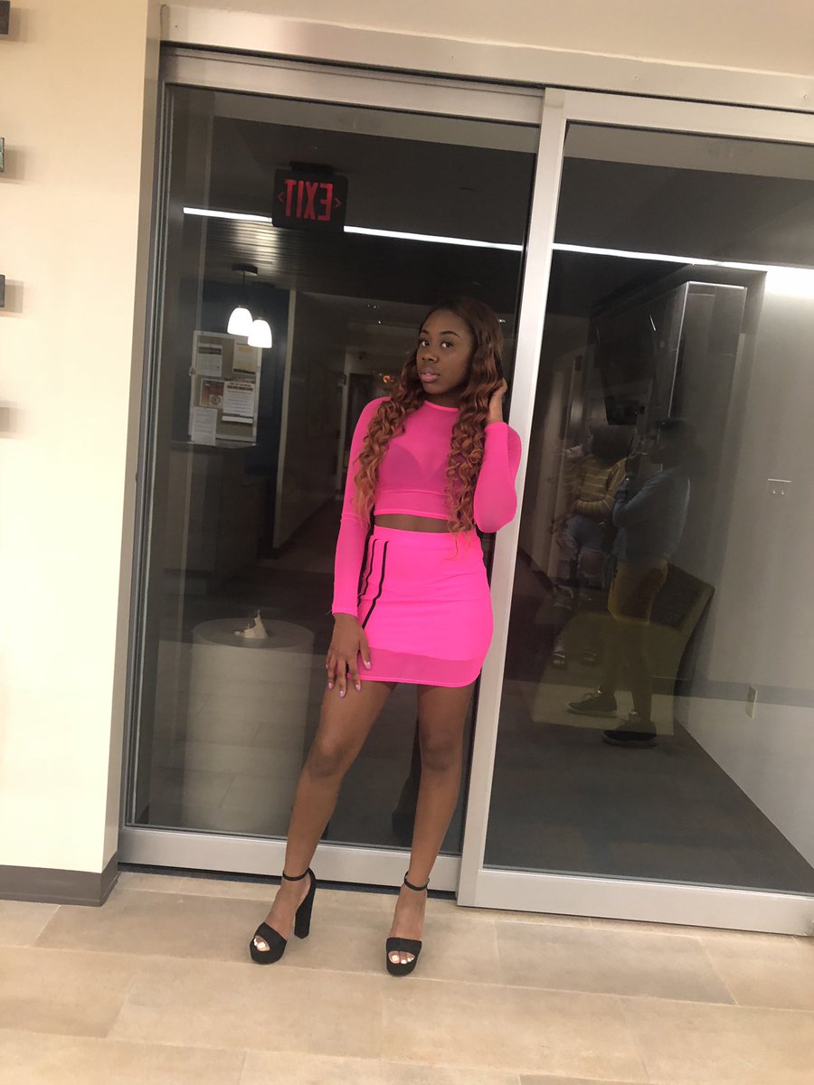 ___piinkk's tweet photo. Sweet like a Hershey Kiss 💋 #MUHC18 #MU22 https://t.co/DLOfnbbmM7