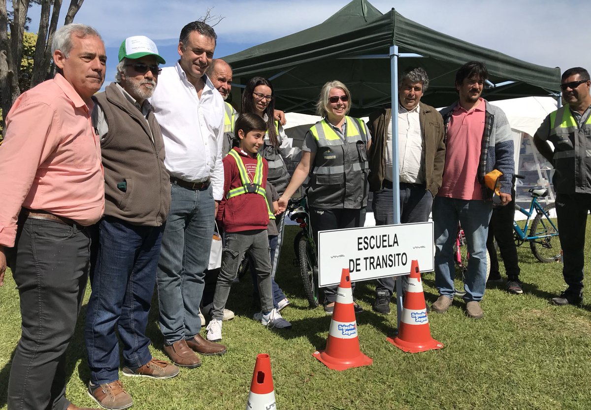 IdCanelones's tweet photo. 🌅#CanelonesTurismo> #Ahora> El Int. @OrsiYamandu junto a autoridades departamentales, recorre y se integra a los diferentes stands del #Festitur - Fiesta del Turismo y la Producción. #DisfrutáCanelones https://t.co/qfqUqPP1j1