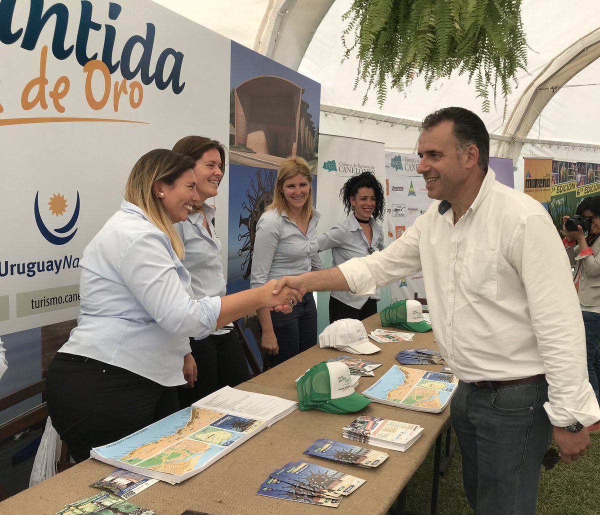 IdCanelones's tweet photo. 🌅#CanelonesTurismo> #Ahora> El Int. @OrsiYamandu junto a autoridades departamentales, recorre y se integra a los diferentes stands del #Festitur - Fiesta del Turismo y la Producción. #DisfrutáCanelones https://t.co/qfqUqPP1j1