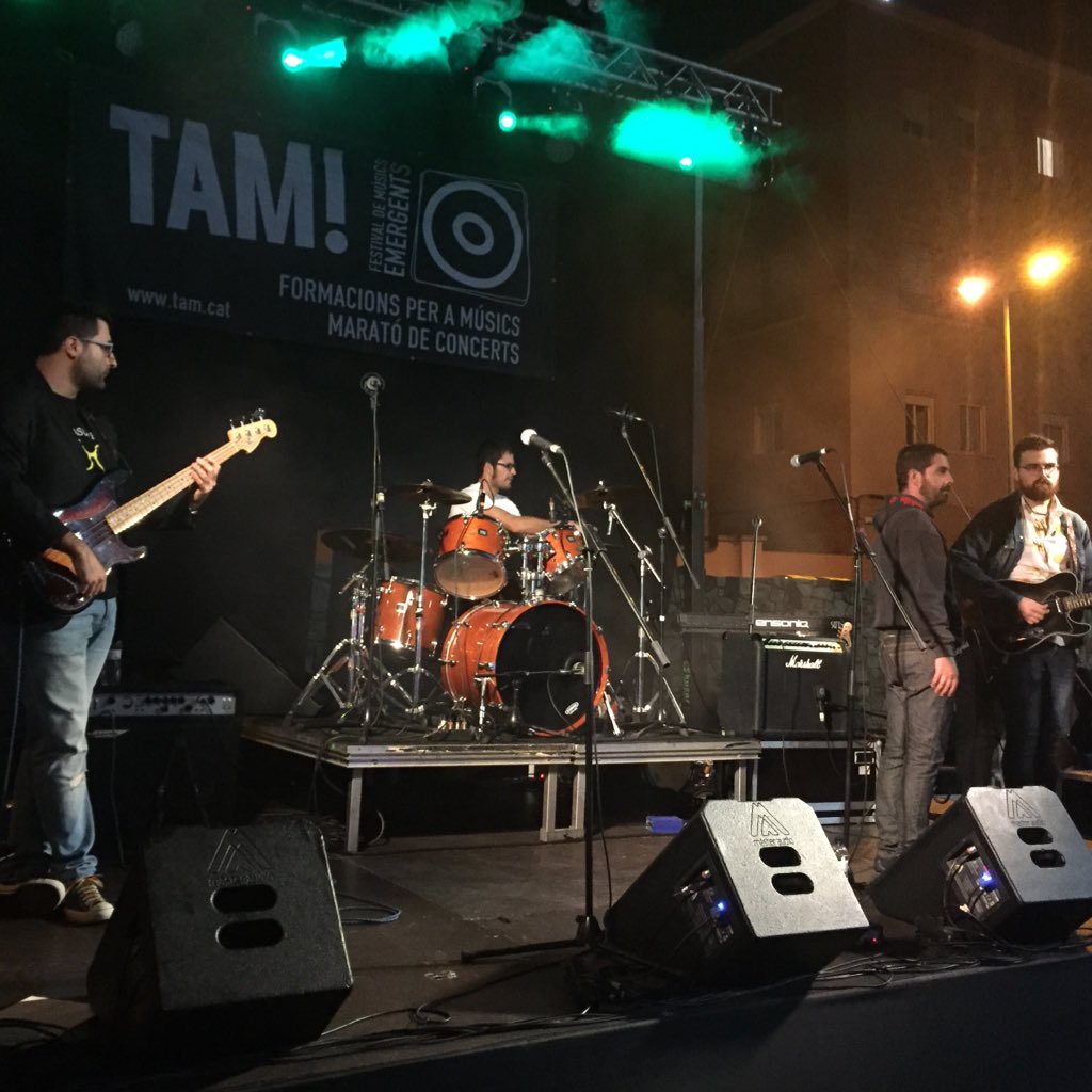 labaumann_jove's tweet photo. Es preparen a l'escenari @lasgafasdlennon
Continúa la Marató de concerts del @FestivalTam 2018! #terrassa #tam2018 @TerrassaCM @BucsBaumann #joventut #casaBaumann https://t.co/JAP9dvOzlv