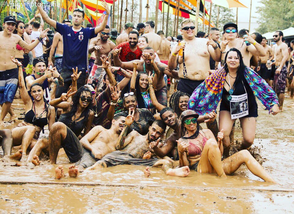 Carlaxp1's tweet photo. Se a gente nao é feliz, eu sinceramente nao sei quem é👽🏄🏾♀️❤️ Full on e foda-se #Mandallah #comoquevolta? https://t.co/G1BoC6jO5F