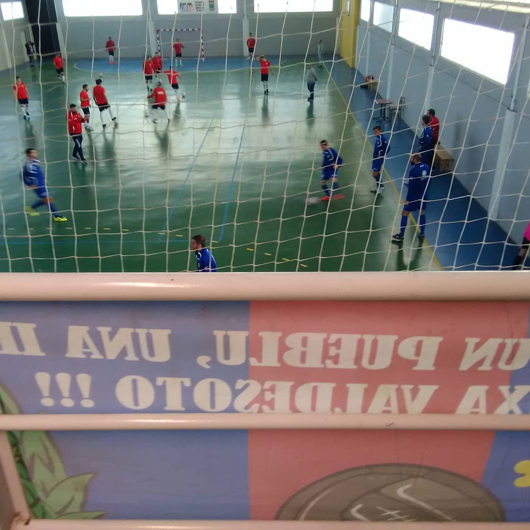 lachivina1961's tweet photo. Hoy algunos de los miembros de nuestra peña estuvimos presentes en el partido del Valdesoto FS en casa.
Una derrota con bastante polémica, pero orgullosos de los nuestros.
#VamosValdesoto🔵🔴 #LC61🐐🔵🔴 https://t.co/T9Jh6IvfqZ