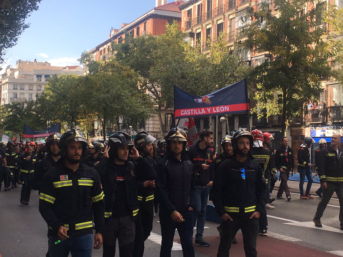 anamarcelloana's tweet photo. 🚒Los bomberos/as de todo el Estado salen a las calles a reclamar seguridad, coordinación y dignificación en sus puestos de trabajo.
No queremos más casos como el de Eloy, para ello hemos registrado nuestra Ley de la mano de la @BomberosCUBP 
#Porunaleymarco https://t.co/C4W3fW1Odp