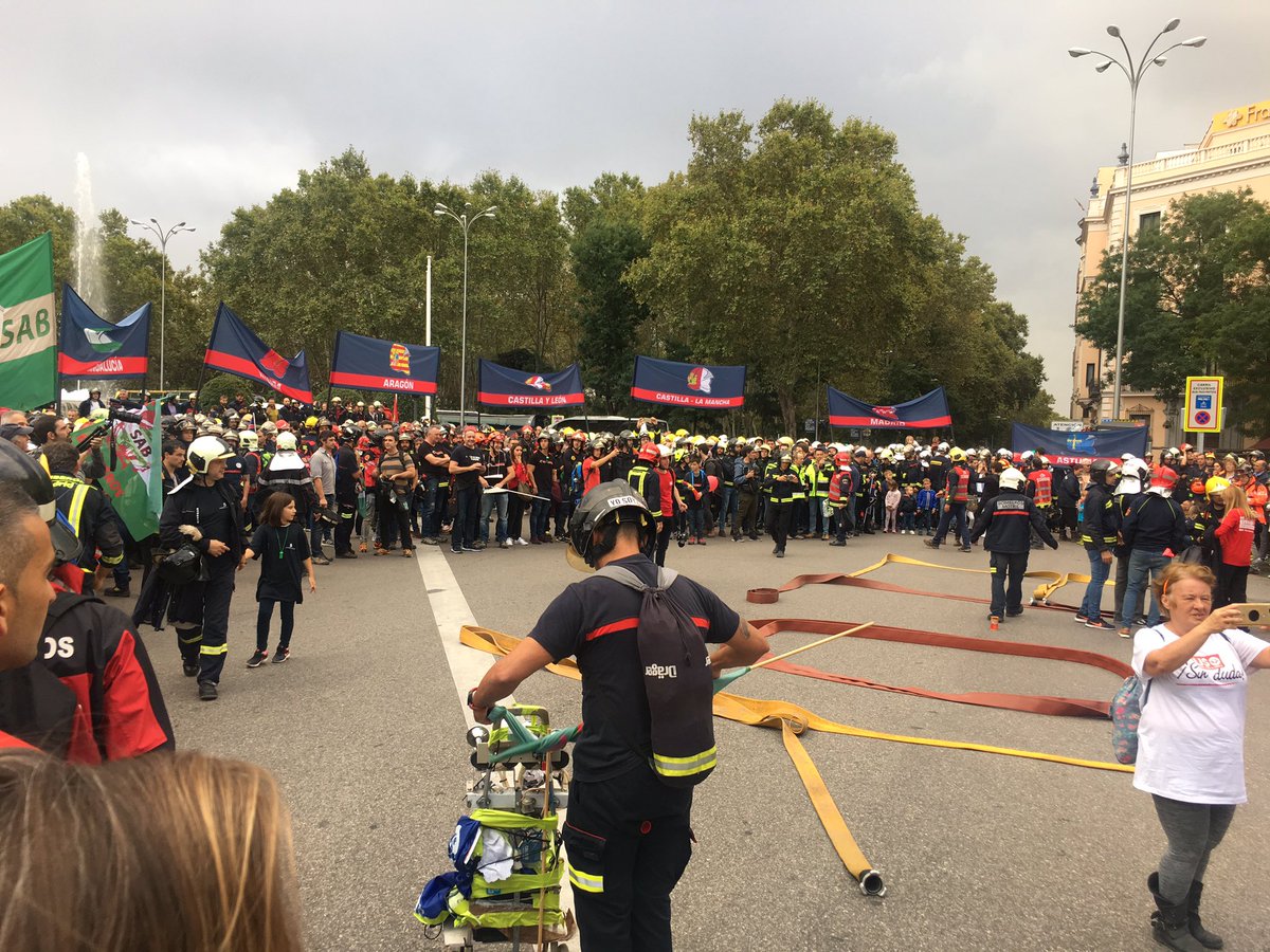 anamarcelloana's tweet photo. 🚒Los bomberos/as de todo el Estado salen a las calles a reclamar seguridad, coordinación y dignificación en sus puestos de trabajo.
No queremos más casos como el de Eloy, para ello hemos registrado nuestra Ley de la mano de la @BomberosCUBP 
#Porunaleymarco https://t.co/C4W3fW1Odp