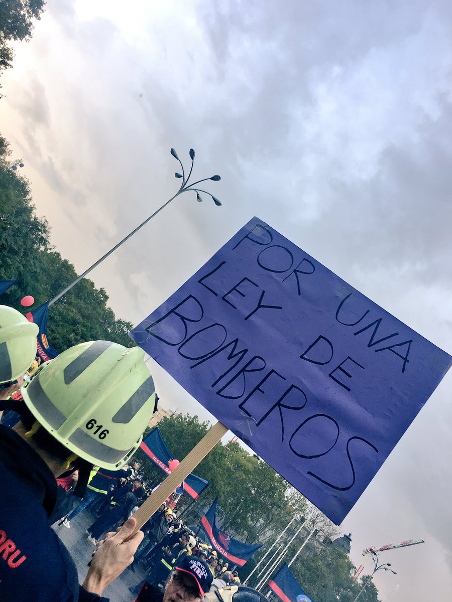 anamarcelloana's tweet photo. 🚒Los bomberos/as de todo el Estado salen a las calles a reclamar seguridad, coordinación y dignificación en sus puestos de trabajo.
No queremos más casos como el de Eloy, para ello hemos registrado nuestra Ley de la mano de la @BomberosCUBP 
#Porunaleymarco https://t.co/C4W3fW1Odp