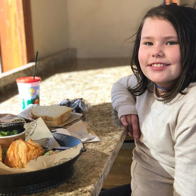 fivelittlemonst's tweet image. Mother-daughter lunch date at @kneaders. Yummy food and time alone with my girl. #lfthx #organicad #kneaders #kneadersbakery #motherdaughterdate ift.tt/2PJTqwd