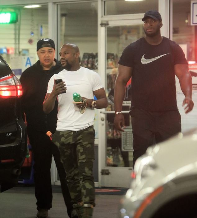 Gist2014's tweet photo. Floyd Mayweather Buys Lottery Tickets Ahead Of $1B Jackpot https://t.co/JtK9piI2fE https://t.co/15QOlQq26b