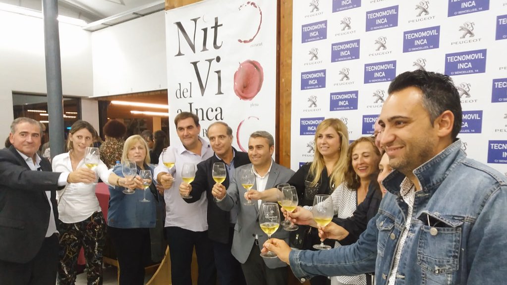 incaciutat's tweet photo. Encetam la #nitdelvi per promocionar el producte de la terra a les #firesinca https://t.co/DntQUQ2TAD