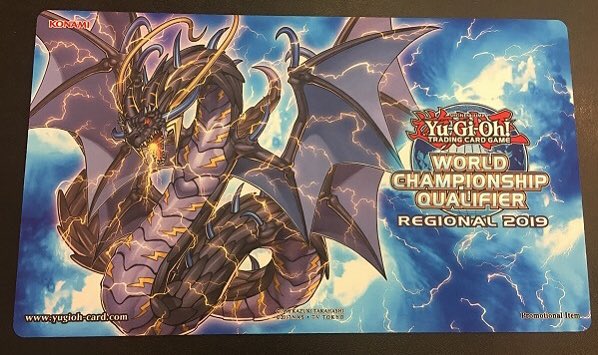 Check out the new Regional Game Mat, with Thunder Dragon Colossus! yugiohblog.konami.com/2018/10/check-…