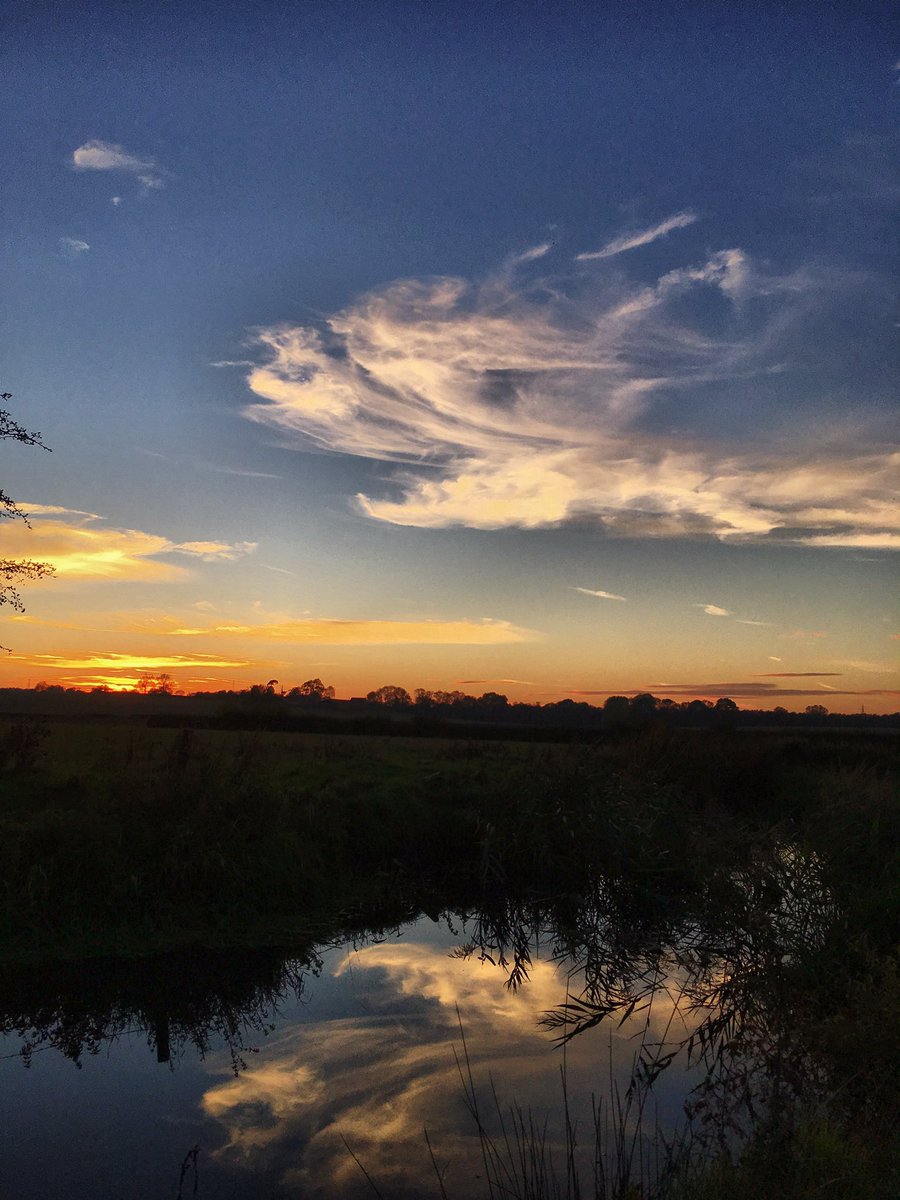 #CirrusReflection at #Sunset in the #RiverSwift #Warwickshire @BBCMidsWeather @BBCWthrWatchers @StormHour