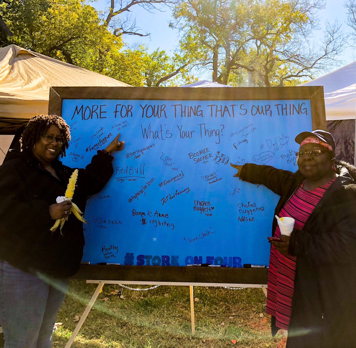 CassieHaerle's tweet image. Our board is filling up with event goers, What’s Your Thing? Helping customers get our amazing bundles at the Haysville Fall Festival #MoKanDo
#paintingthecentralblue 
#MidStatesProud
#PowerCentral
#StoreOnFour @Brandon_Loc @matthew_kobel @jc1087