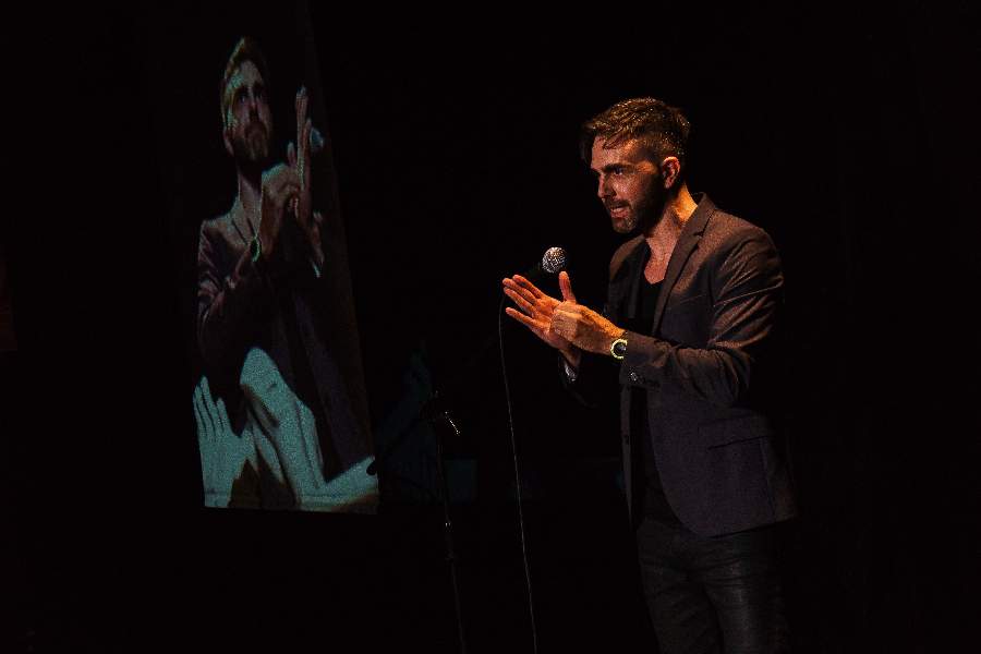 RuGarciaE's tweet photo. Quina delícia veure finalment #LaIradeNarciso a @LaBadabadoc. Gran text de Sergio Blanco interpretat per un enorme @geraotero. Demà última funció! Si podeu aneu-hi! @BarcelonaTeatre https://t.co/m9zdaHfth1