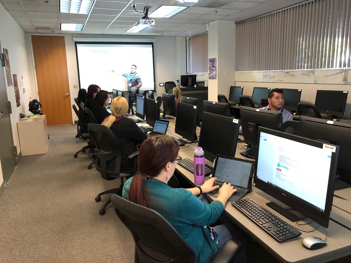 ⁦@NodnarbTuhcs⁩ and his amazing kiddo Desmond sharing #prodigymath with #MATHCON ⁦<a href="/ScoeMATHCON/">MATHCON</a>⁩