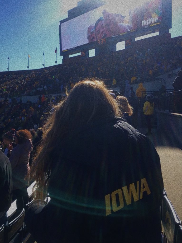 Sammydiazz09's tweet photo. Super excited to say that I verbally committed to play D1 softball at The University of Iowa. Couldn’t of done it without all my amazing coaches, teammates, family, and friends💛🖤 #Big10 #GoHawkeys #BeatState https://t.co/aixHdPn9pX
