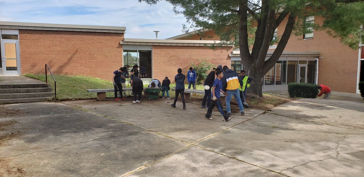 MangrumJP's tweet photo. Thank you Mr. Burgess for organizing our annual Clean Up/Green Up @ DDEMS. We appreciate everyone contributing to make our school look good. https://t.co/wlkCY30dZ7