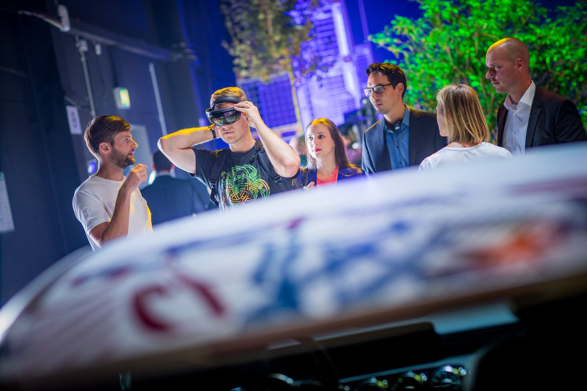 DaimlerTruck's tweet image. New working methods for lawyers and compliance managers at Daimler can increase efficiency and gain more time for qualified consulting activities. E.g., intelligent software is used to assess general terms &amp;amp; conditions. 👉 d.ai/DLDIL #legaltech #digitalIL #legal