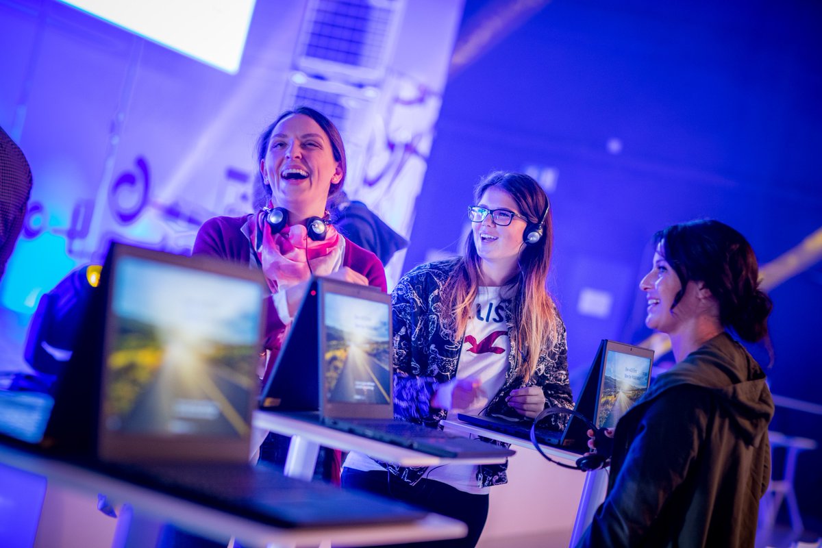 DaimlerTruck's tweet image. New working methods for lawyers and compliance managers at Daimler can increase efficiency and gain more time for qualified consulting activities. E.g., intelligent software is used to assess general terms &amp;amp; conditions. 👉 d.ai/DLDIL #legaltech #digitalIL #legal