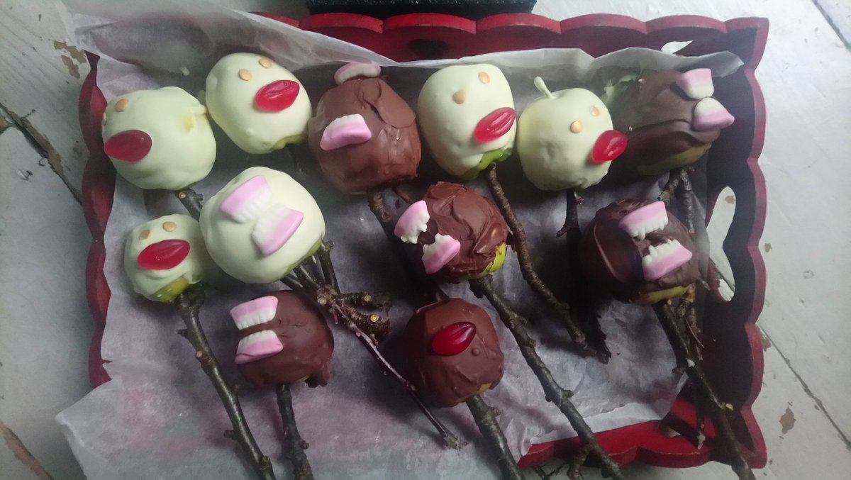Choc apple face lollies on real apple branches! Who's coming to <a href="/IERammy/">IERamsbottom 🌎</a> #AppleDay tomorrow? <a href="/NuttallPark/">Nuttall Park</a> (all monies raised goes to community growing projects in #Ramsbottom) 💚
🍎🍏🌱🌻🌾🐝