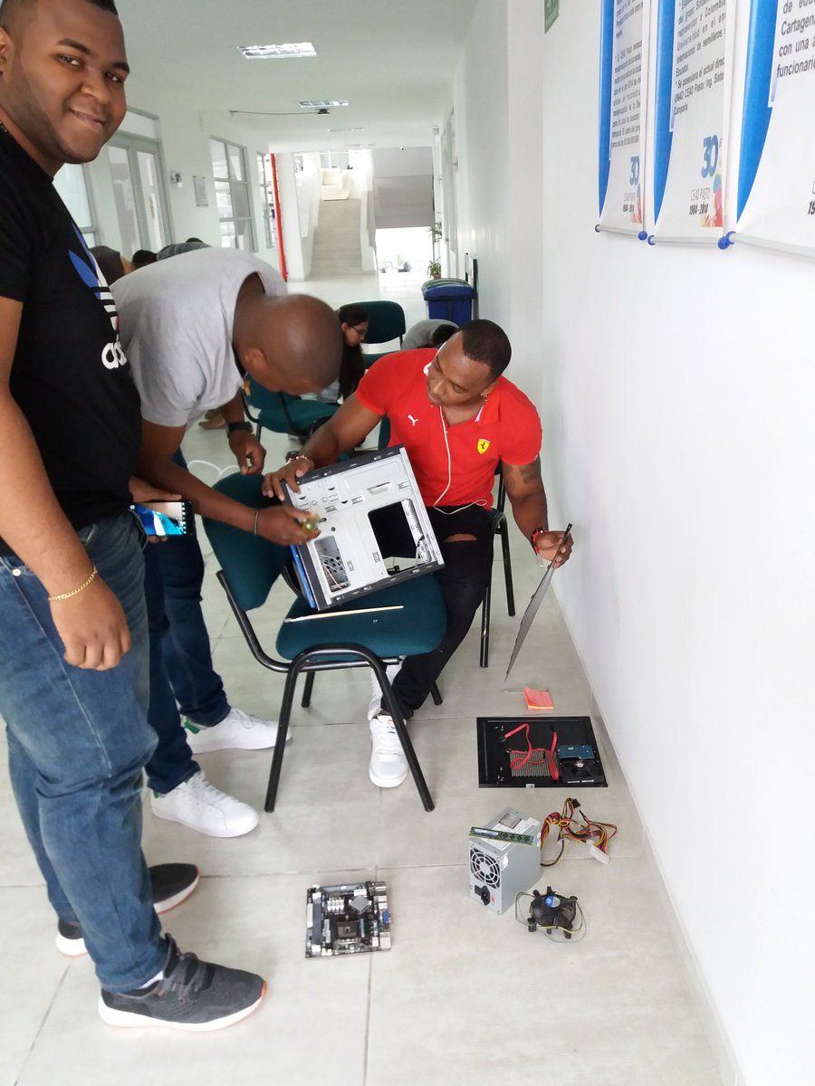 cmauriciorg's tweet photo. 2 sesion componente practico Ensamble y Mantenimiento de Computadores CCAV Pasto, #EnsamblePC2018 @johnfmontes @carocalleve @UniversidadUNAD https://t.co/5Y5FjMfCDm