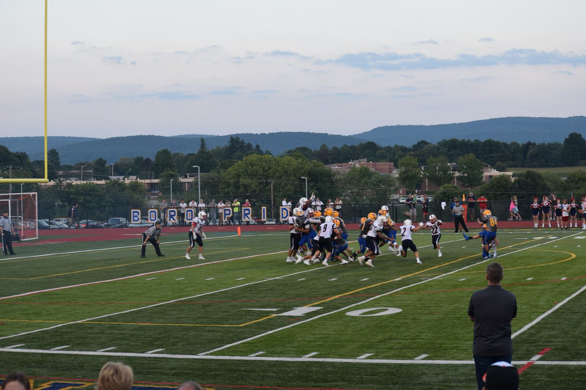 CoachV_3K's tweet photo. This past week-
*Varsity- 5/5 extra points, 2 touchbacks, pinned a punt at the 1 yard line (and we got a safety on the next series!) AND @TShetler10 threw a HUGE hit!
*JV - 6/6 extra points, 3 touchbacks, 1 punt pinned in the 20, AND Matt got a pick!
Boro specials are killin it!! https://t.co/M3wnT9B4u4