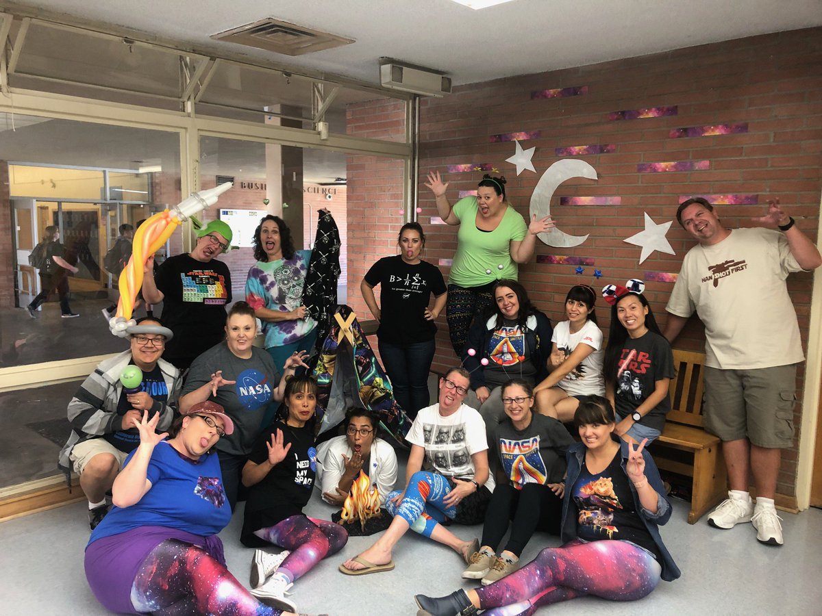 MsTinaBraswell's tweet image. I thought I would get more comments on my shirt (hello, cats on pizza in space!!) but the leggings were the real stars today for #RamsInSpace. @mrs_g_17 Ms. Itson (not pictured) also wore the same leggings (we all have great taste &amp;amp; access to Amazon) #MHSHoco2018