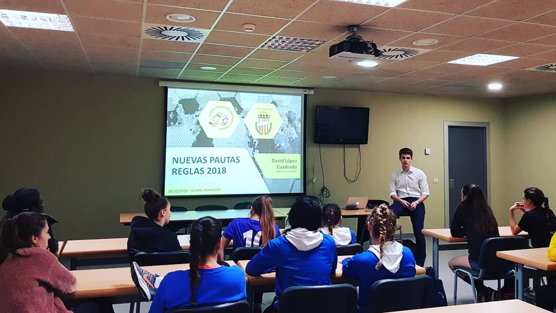 🤾‍♀️📖 PONENCIA SOBRE LAS NOVEDADES EN LAS REGLAS DE JUEGO

Agradecer al @CtaAragon, personificado en @LopezCuadrado16 , por una fantástica charla formativa sobre las novedades del reglamento. 
#balonmano #juegolimpio
#Juntasomosmasfuertes