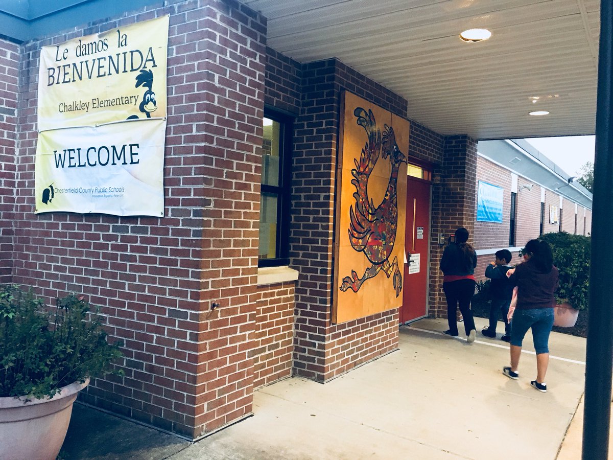 ✨ Chalkley welcomes families AND supports multi-literacy with bilingual signs inviting visitors into the school!