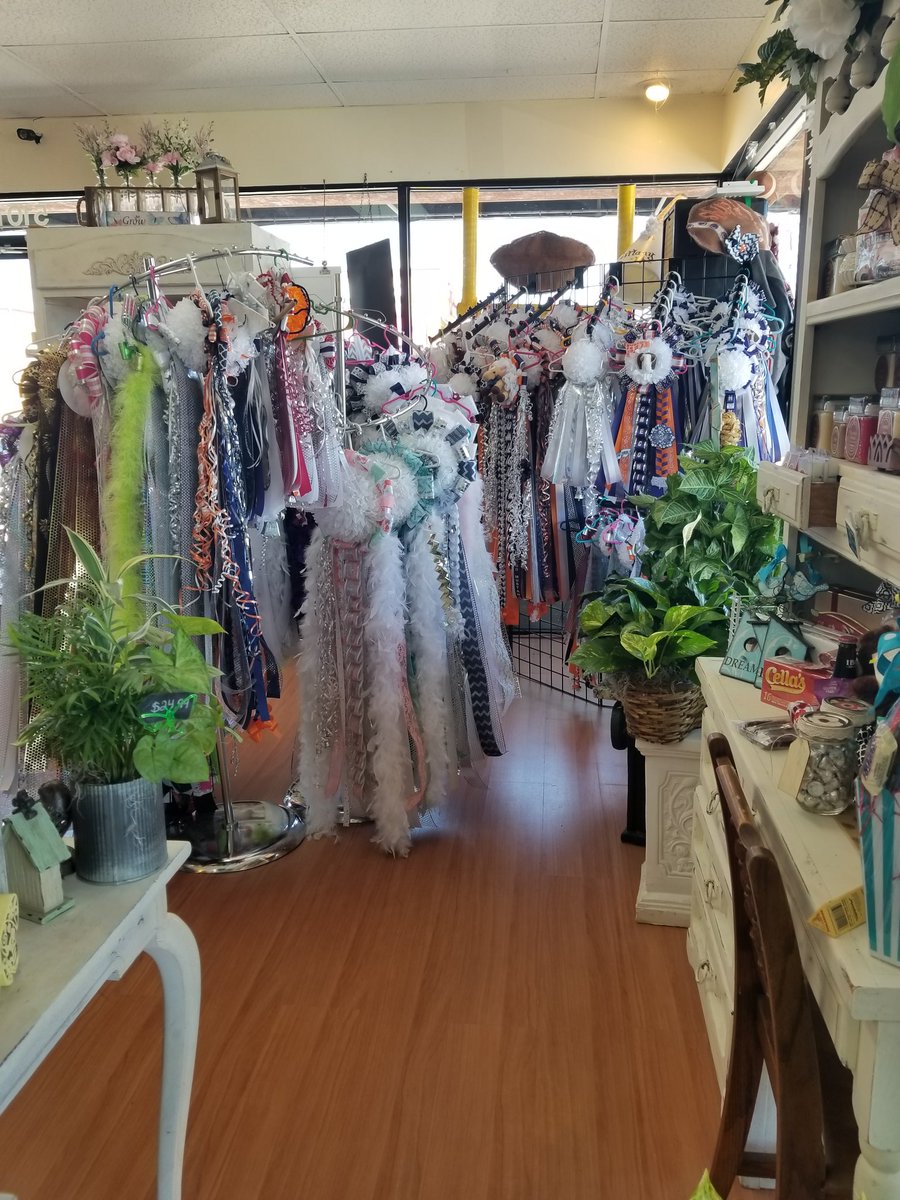 tbfmflowers's tweet photo. Tons of selection and we even have a clearance rack for some of our pre-made sr mums!!  @RHS_Eagles @Rowlett2019 @RHSTheatre @RowlettStuCo https://t.co/AXBlOCBoTM