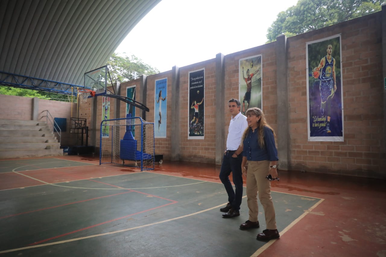 Carlos Calleja on X: Siempre en Ahuachapán, visitamos el Liceo La