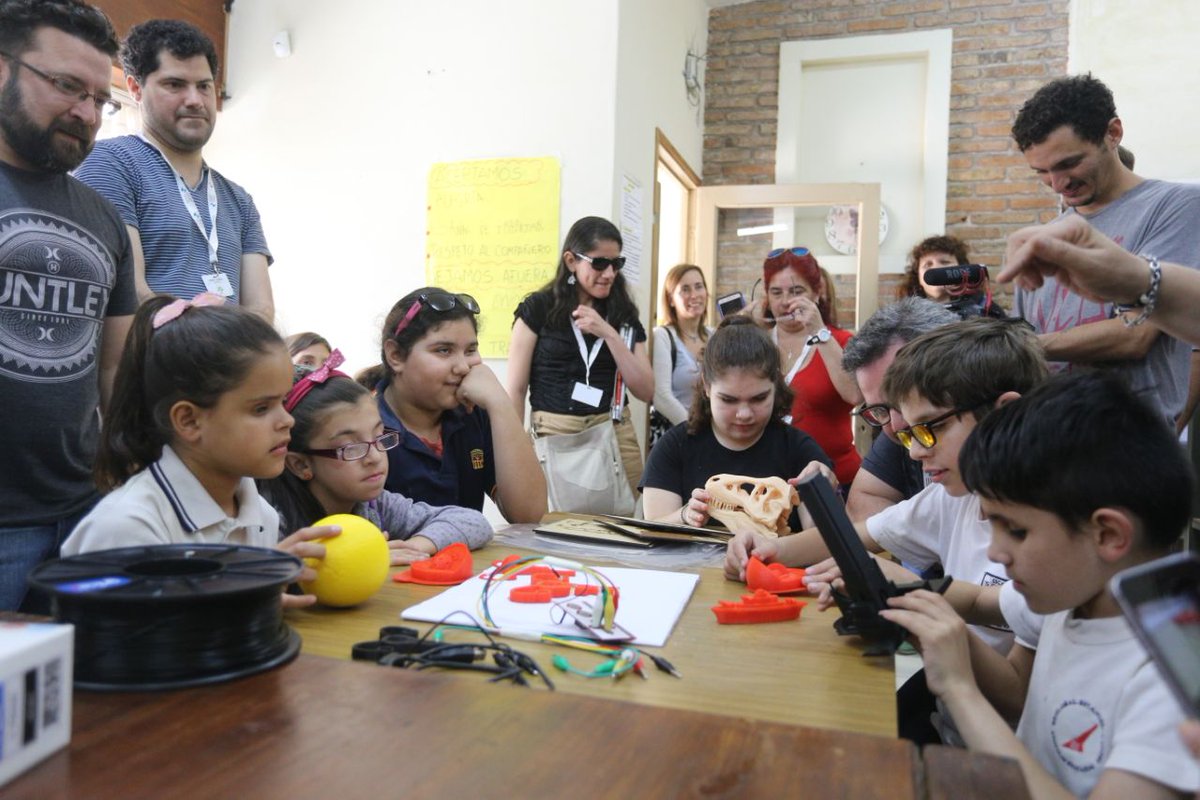 innovacionSF's tweet photo. ¡En #LABICAR pasan cosas hermosas como esta! 🤗 El equipo de #Impresión3D sigue creando vínculos muy emocionantes con la Escuela para niñas y niños con discapacidad visual nro. 2081 de #Rosario. Romper las barreras de la desigualdad es uno de los objetivos 👏🏽 #inclusión https://t.co/51vheeRP1w