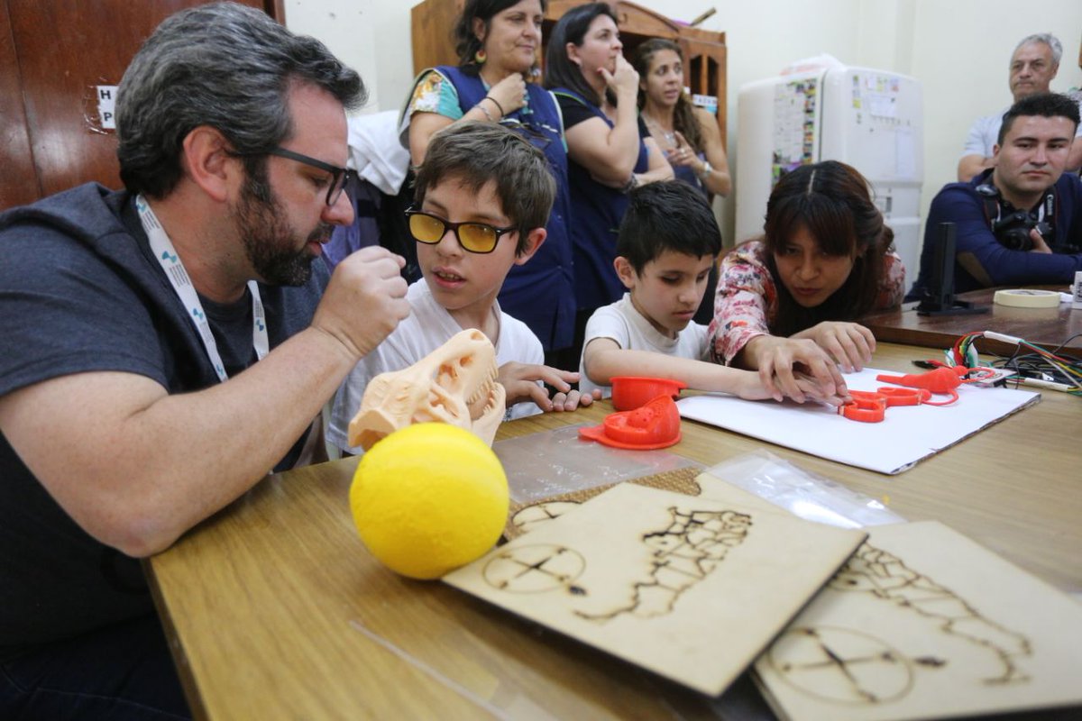 innovacionSF's tweet photo. ¡En #LABICAR pasan cosas hermosas como esta! 🤗 El equipo de #Impresión3D sigue creando vínculos muy emocionantes con la Escuela para niñas y niños con discapacidad visual nro. 2081 de #Rosario. Romper las barreras de la desigualdad es uno de los objetivos 👏🏽 #inclusión https://t.co/51vheeRP1w