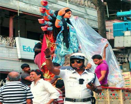 Saurav_AITC's tweet photo. Kolkata police @KolkataPolice and @WBPolice deserves our heartfelt thanks and gratitude. Their way of controlling crowd, keeping the main thoroughfares clean and comfortable during #Pujo for smooth traffic has been exemplary. Yes every year. Thank you the #unknownfaces. 👍 https://t.co/sGlGr99iQ8