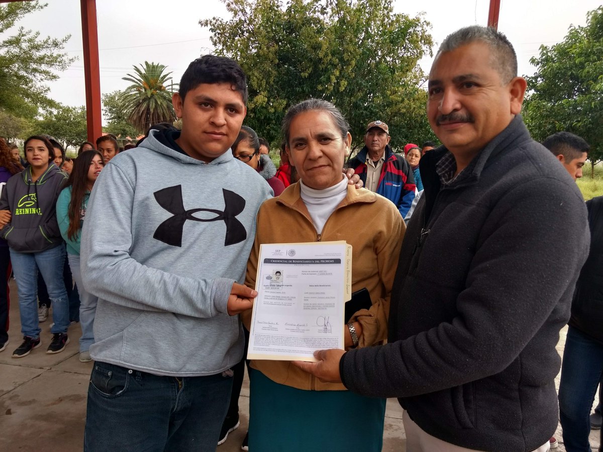 #FelizJueves porque entregamos Credenciales de Beneficiarios a estudiantes del <a href="/CECyTEC_GCepeda/">CECyTEC General Cepeda</a> del programa de <a href="/B_MediaSuperior/">Becas Media Superior</a> 
#SomosCECyTEC <a href="/CECyTECoahuila/">CECyTE Coahuila</a> <a href="/franciscotobias/">Francisco Tobias</a>