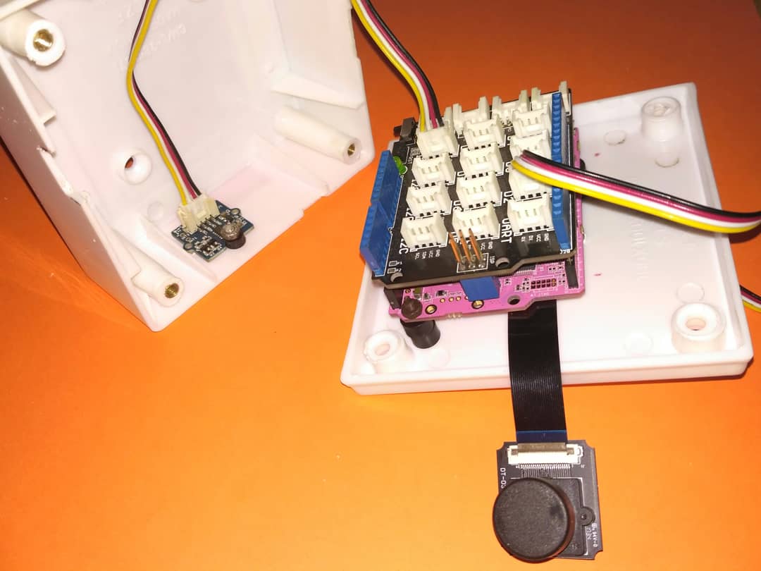 Brijesh_sng's tweet photo. #SenseCam - A Smart Security Camera
Report and alerts about unauthorized #motion and #tampering detection.

Submitted to #GRLychee #embedded Design contest 2018 in India organised by #gadgetrenesas 

#renesas #electronic #rohm #emertxe #seeedstudio #grovesensors #adxl #pir #IoT https://t.co/h9c7nc544D