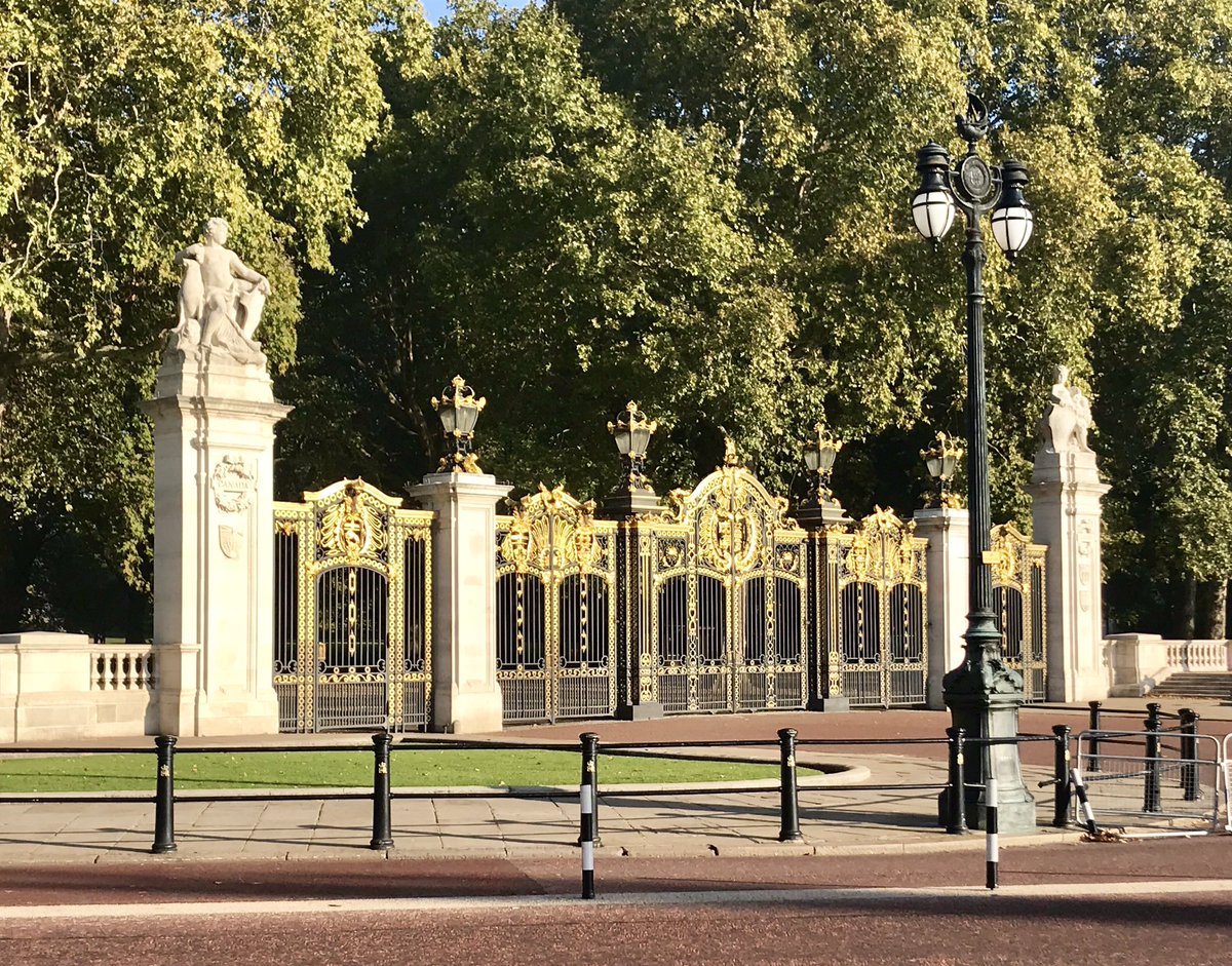 Fabulous reception in Buckingham Palace! Brill company and drinks! Luvly to see <a href="/TheWrenPress/">The Wren Press</a> in attendance!